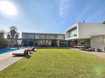 Amplia Casa de Lujo en Venta en La Mejor Zona de La Molina