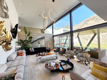 Amplia Casa de Lujo en Venta en La Mejor Zona de La Molina