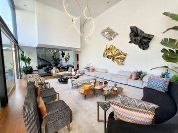Amplia Casa de Lujo en Venta en La Mejor Zona de La Molina