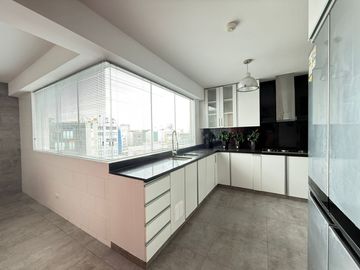 Vendo impecable duplex en el corazon turistico de MIraflores