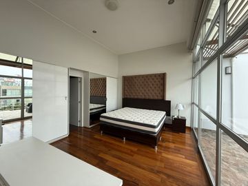 Vendo impecable duplex en el corazon turistico de MIraflores