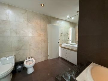 Vendo impecable duplex en el corazon turistico de MIraflores