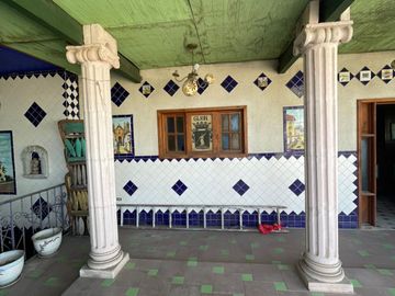 Casa grande enfrente del Panteon Jardin sobre avenida principal