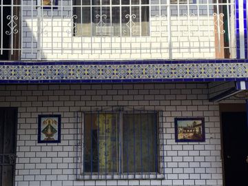 Casa grande enfrente del Panteon Jardin sobre avenida principal