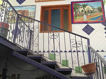 Casa grande enfrente del Panteon Jardin sobre avenida principal