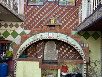 Casa grande enfrente del Panteon Jardin sobre avenida principal