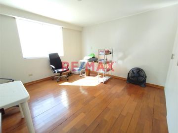 VENTA DE AMPLIO DEPARTAMENTO EN SURCO