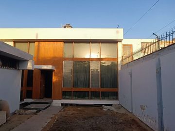 SE VENDE CASA CON PISCINA - AV CONDE DE NIEVA 490 M2