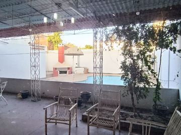 SE VENDE CASA CON PISCINA - AV CONDE DE NIEVA 490 M2