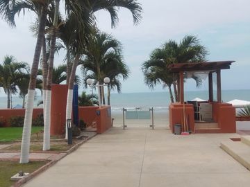 Hermoso Departamento, ubicado en el Conjunto privado Marina Grande, Avenida Club del Pacífico – Tonsupa, frente a la playa