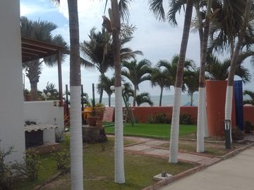 Hermoso Departamento, ubicado en el Conjunto privado Marina Grande, Avenida Club del Pacífico – Tonsupa, frente a la playa