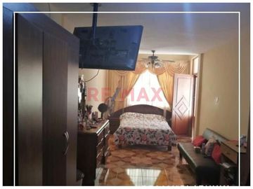 Casa De 2 Pisos En Venta Frente A Parque // ID: 1121338