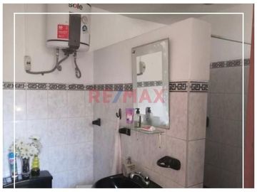Casa De 2 Pisos En Venta Frente A Parque // ID: 1121338