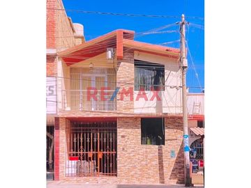 Casa De 2 Pisos En Venta Frente A Parque // ID: 1121338