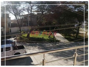 Casa De 2 Pisos En Venta Frente A Parque // ID: 1121338