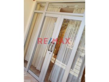 Casa De 2 Pisos En Venta Frente A Parque // ID: 1121338