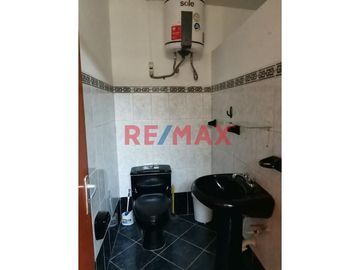 Casa De 2 Pisos En Venta Frente A Parque // ID: 1121338