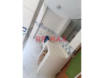 Casa De 2 Pisos En Venta Frente A Parque // ID: 1121338