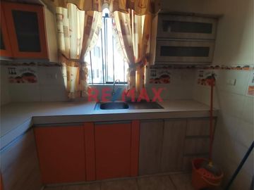 Casa De 2 Pisos En Venta Frente A Parque // ID: 1121338