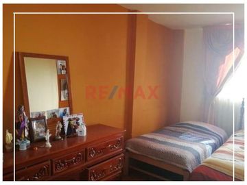 Casa De 2 Pisos En Venta Frente A Parque // ID: 1121338