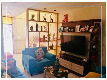 Casa De 2 Pisos En Venta Frente A Parque // ID: 1121338