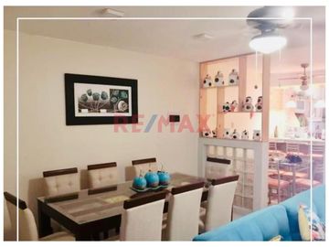 Casa De 2 Pisos En Venta Frente A Parque // ID: 1121338