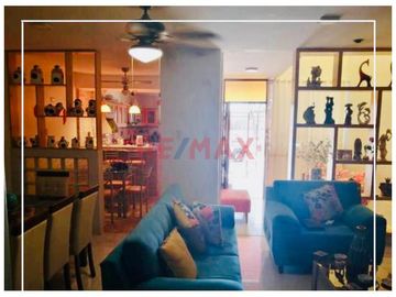 Casa De 2 Pisos En Venta Frente A Parque // ID: 1121338