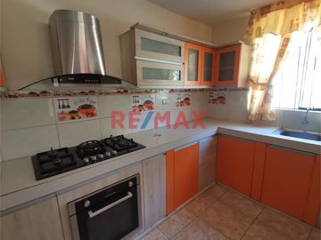 Casa De 2 Pisos En Venta Frente A Parque // ID: 1121338
