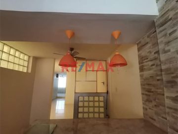 Casa De 2 Pisos En Venta Frente A Parque // ID: 1121338