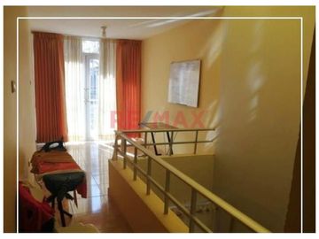 Casa De 2 Pisos En Venta Frente A Parque // ID: 1121338