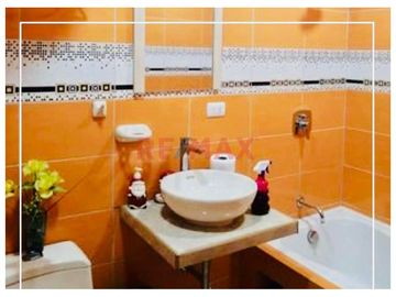 Casa De 2 Pisos En Venta Frente A Parque // ID: 1121338