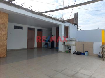 Venta Local Comercial De 3 Pisos En Esquina En Urb San Pedro En Plena Panamericana
