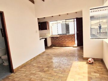 VENDO, Casa ideal para familia grande. 5dorm. 468mts. Los Cipreses 111, Casuarinas Sur – Surco