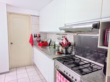 VENDO, Lindo Dpto. iluminado, c/vista a la calle. Sta. Carmen 290, Miraflores (3 dorm)