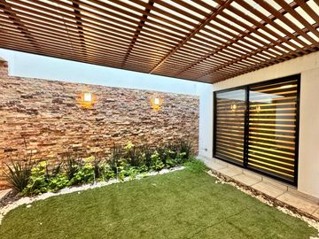 Casa en Venta en Villa Magna con 4 recamaras y Roof garden amplio.
