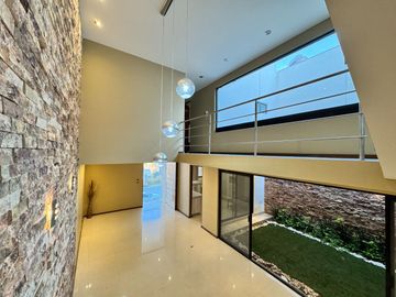 Casa en Venta en Villa Magna con 4 recamaras y Roof garden amplio.