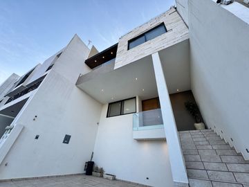 Casa en Venta en Villa Magna con 4 recamaras y Roof garden amplio.