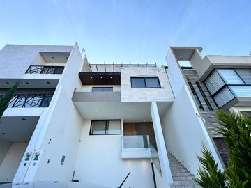 Casa en Venta en Villa Magna con 4 recamaras y Roof garden amplio.