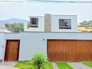 VENDO, Preciosa Casa Remodelada 600mts 4hab. Calle Amadeus Mozart, Alamos de Monterrico – Surco