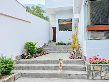 VENDO, Preciosa Casa Remodelada 600mts 4hab. Calle Amadeus Mozart, Alamos de Monterrico – Surco