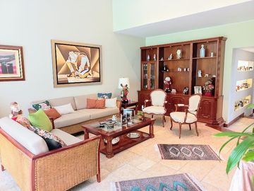VENDO, Preciosa Casa Remodelada 600mts 4hab. Calle Amadeus Mozart, Alamos de Monterrico – Surco