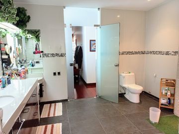 VENDO, Preciosa Casa Remodelada 600mts 4hab. Calle Amadeus Mozart, Alamos de Monterrico – Surco