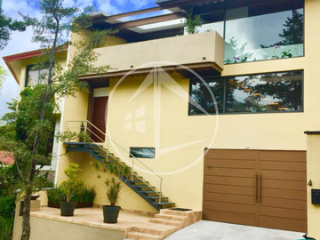 CASA EN VENTA EN CHILUCA CON JARDÍN, LOFT Y DISEÑO MINIMALISTA