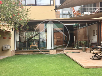 CASA EN VENTA EN CHILUCA CON JARDÍN, LOFT Y DISEÑO MINIMALISTA