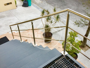 CASA EN VENTA EN CHILUCA CON JARDÍN, LOFT Y DISEÑO MINIMALISTA