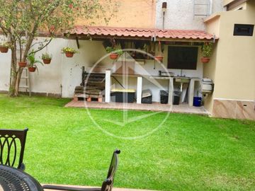 CASA EN VENTA EN CHILUCA CON JARDÍN, LOFT Y DISEÑO MINIMALISTA