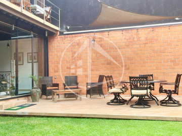 CASA EN VENTA EN CHILUCA CON JARDÍN, LOFT Y DISEÑO MINIMALISTA