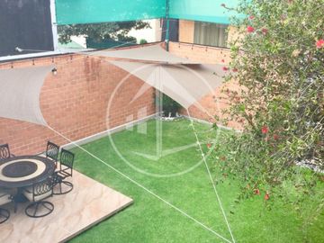 CASA EN VENTA EN CHILUCA CON JARDÍN, LOFT Y DISEÑO MINIMALISTA