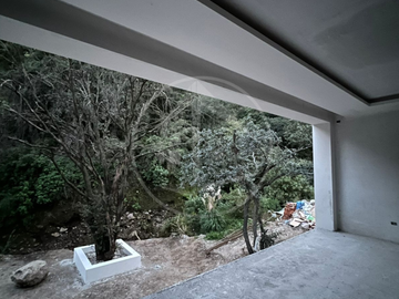 CASA EN PREVENTA CON VISTA IMPRESIONANTE Y ACABADOS DE LUJO EN ANTARES, BOSQUE ESMERALDA