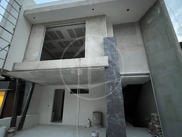 CASA EN PREVENTA CON VISTA IMPRESIONANTE Y ACABADOS DE LUJO EN ANTARES, BOSQUE ESMERALDA